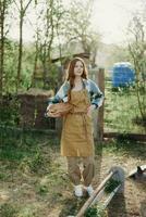 ein jung Frau funktioniert auf ein Bauernhof und gießt frisch Futter von ein Schüssel zu Futter das Hühner und macht sicher das Essen ist sauber und organisch zum das Gesundheit von das Gesichter und Hühner auf ein Sommer- sonnig Tag foto