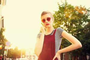 Frau tragen Sonnenbrille draußen Sommer- Stadt Ferien foto