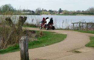 niedrig Winkel Aussicht von Willen See Park mit lokal und Tourist Öffentlichkeit genießen das Schönheit von See und Park durch Gehen um mit ihr Familien. Aufnahmen war gefangen auf 09. April 2023 beim Milton Schlüssel Vereinigtes Königreich foto