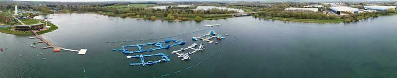 niedrig Winkel Aussicht von Willen See Park mit lokal und Tourist Öffentlichkeit genießen das Schönheit von See und Park durch Gehen um mit ihr Familien. Aufnahmen war gefangen auf 09. April 2023 beim Milton Schlüssel Vereinigtes Königreich foto