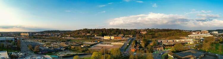 Ultra breit Panorama- hoch Winkel Aussicht von Luton Stadt von England. Antenne Aussicht von Stadt, Dorf war gefangen auf 17. April 2023 mit Drohnen Kamera von niedrig Höhe. foto