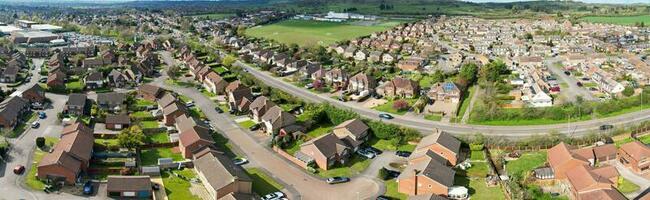 Ultra breit Panorama- hoch Winkel Aussicht von Luton Stadt von England. Antenne Aussicht von Stadt, Dorf war gefangen auf 17. April 2023 mit Drohnen Kamera von niedrig Höhe. foto