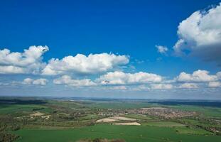 Antenne Aussicht von britisch Landschaft und Gleitschirme während Sie sind fliegend hoch im das Himmel. Drohnen Kamera Filmaufnahme. foto