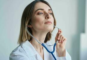 Blau Stethoskop Frau Arzt Fachmann Arbeiter Porträt abgeschnitten Aussicht foto