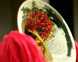 Reflexionen im das Tuben von bunt Philharmonie Orchester während das berühmt Ostern Litanei Prozessionen foto