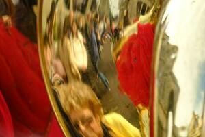 Reflexionen im das Tuben von bunt Philharmonie Orchester während das berühmt Ostern Litanei Prozessionen foto