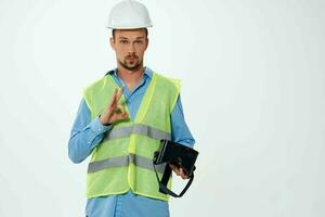 Mann im Arbeiten Uniform Gebäude vr Brille foto