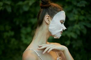 Porträt von ein Frau Anti Falten Maske. foto