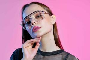 Frau tragen Brille Mode Kosmetika hell bilden Glanz Rosa Hintergrund foto