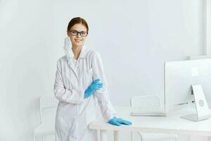 Arzt im Weiß Mantel Blau Handschuhe Krankenhaus Arbeit foto