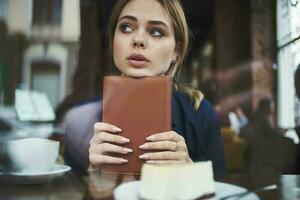 Geschäft Frau mit Buch im Hände von Cafe Kaffee Tasse Lebensstil foto