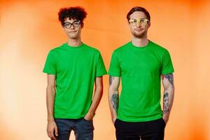 zwei freunde mit Brille im Grün T-Shirts sind Stehen Nächster zu Mode foto