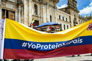 Bogotá, Kolumbien, 2022. friedlich Protest Märsche im Bogota Kolumbien gegen das Regierung von gustavo Petro. foto