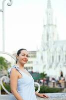 schön Tourist Frau beim das Ortiz Brücke mit la Ermita Kirche auf Hintergrund im das Stadt von cali im Kolumbien foto