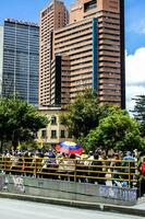 Bogotá, Kolumbien, 2022. friedlich Protest Märsche im Bogota Kolumbien gegen das Regierung von gustavo Petro. foto