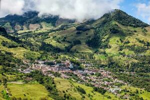 Panorama- Aussicht von das historisch Stadt, Dorf von titiribi gelegen im das Region von antioquia im Kolumbien foto