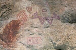 prähistorisch Gemälde auf Felsen bekannt wie Petroglyphen im Kolumbien foto