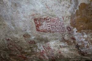 prähistorisch Gemälde auf Felsen bekannt wie Petroglyphen im Kolumbien foto