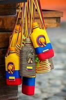 Alkohol Flaschen normalerweise benutzt zum traditionell aguardiente dekoriert mit das Farben von das kolumbianisch Flagge foto