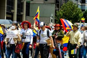 Bogotá, Kolumbien, 2022. friedlich Protest Märsche im Bogota Kolumbien gegen das Regierung von gustavo Petro. foto