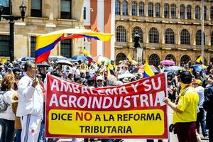 Bogotá, Kolumbien, 2022. friedlich Protest Märsche im Bogota Kolumbien gegen das Regierung von gustavo Petro. foto