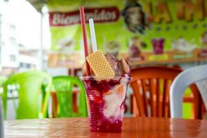 traditionell Süss Wasser Eis mit Früchte namens Cholado im das Stadt von cali im Kolumbien foto