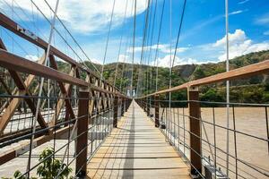 das historisch Brücke von das Westen ein ein Suspension Brücke erklärt kolumbianisch National Monument gebaut im 1887 Über das cauca Fluss foto