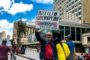 Bogotá, Kolumbien, 2022. friedlich Protest Märsche im Bogota Kolumbien gegen das Regierung von gustavo Petro. foto