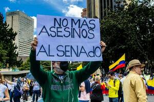 Bogotá, Kolumbien, 2022. friedlich Protest Märsche im Bogota Kolumbien gegen das Regierung von gustavo Petro. foto