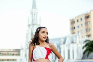 schön Tourist Mädchen beim das Ortiz Brücke mit la Ermita Kirche auf Hintergrund im das Stadt von cali im Kolumbien foto