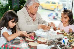 Oma Lehren ihr Enkelinnen Wie zu machen Weihnachten Geburt Kunsthandwerk - - echt Familie foto