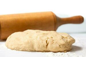 Teig und rollen Stift. Backen Konzept foto