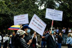 Bogotá, Kolumbien, 2022. friedlich Protest Märsche im Bogota Kolumbien gegen das Regierung von gustavo Petro. foto