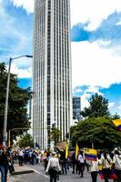 Bogotá, Kolumbien, 2022. friedlich Protest Märsche im Bogota Kolumbien gegen das Regierung von gustavo Petro. foto