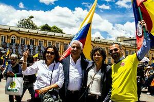 Bogotá, Kolumbien, 2022. friedlich Protest Märsche im Bogota Kolumbien gegen das Regierung von gustavo Petro. foto