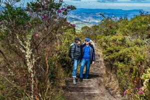 jung Paar erkunden Natur beim ein schön paramo beim das Abteilung von cundinamarca im Kolumbien foto