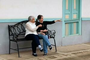 Senior Mutter und Erwachsene Tochter Reisen zusammen beim das schön klein Stadt, Dorf von Salento, gelegen auf das Region von quindio im Kolumbien foto