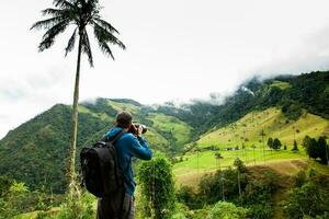 Tourist nehmen Bilder beim das schön Tal de Kokos gelegen im Salento beim das quindio Region im Kolumbien foto