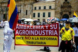 Bogotá, Kolumbien, 2022. friedlich Protest Märsche im Bogota Kolumbien gegen das Regierung von gustavo Petro. foto