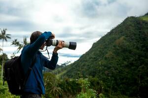 Tourist nehmen Bilder beim das schön Tal de Kokos gelegen im Salento beim das quindio Region im Kolumbien foto