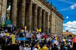 Bogotá, Kolumbien, 2022. friedlich Protest Märsche im Bogota Kolumbien gegen das Regierung von gustavo Petro. foto