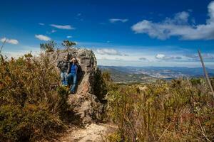 jung Paar erkunden Natur beim ein schön paramo beim das Abteilung von cundinamarca im Kolumbien foto