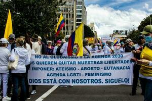 Bogotá, Kolumbien, 2022. friedlich Protest Märsche im Bogota Kolumbien gegen das Regierung von gustavo Petro. foto