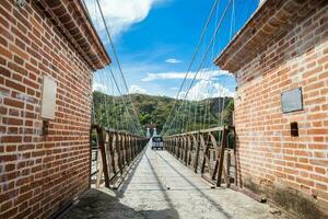 das historisch Brücke von das Westen ein ein Suspension Brücke erklärt kolumbianisch National Monument gebaut im 1887 Über das cauca Fluss foto