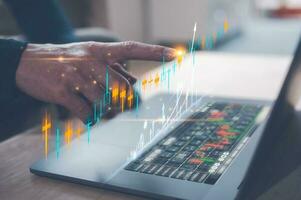 finanziell Investition Konzept, Geschäftsmann Arbeiten auf Computer Tablette mit virtuell Handel Graph im Konzept von Investition Geschäft Wachstum und Marketing foto
