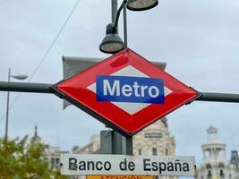 Madrid, Spanien - - nov 20, 2021, Bank von Spanien Metro Bahnhof Eingang Zeichen im Madrid, Spanien foto