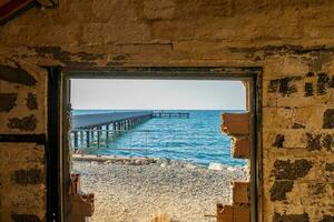 Seebrücke durch ein verrostet Fenster foto