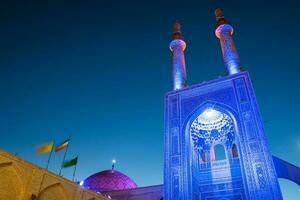 Blau hazireh Moschee während Nacht im jazd, Iran. Blau Stunde isoliert niedrig Winkel Schuss. foto