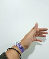 Jakarta, Indonesien auf März 2023. isoliert Foto von ein Hand mit Armband Blackpink Konzert