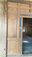 javanisch traditionell Tür mit geschnitzt Schnitzereien gemacht von Holz foto